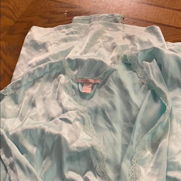 Victoria’s Secret Robe and Night Gown - Picture 4 of 5